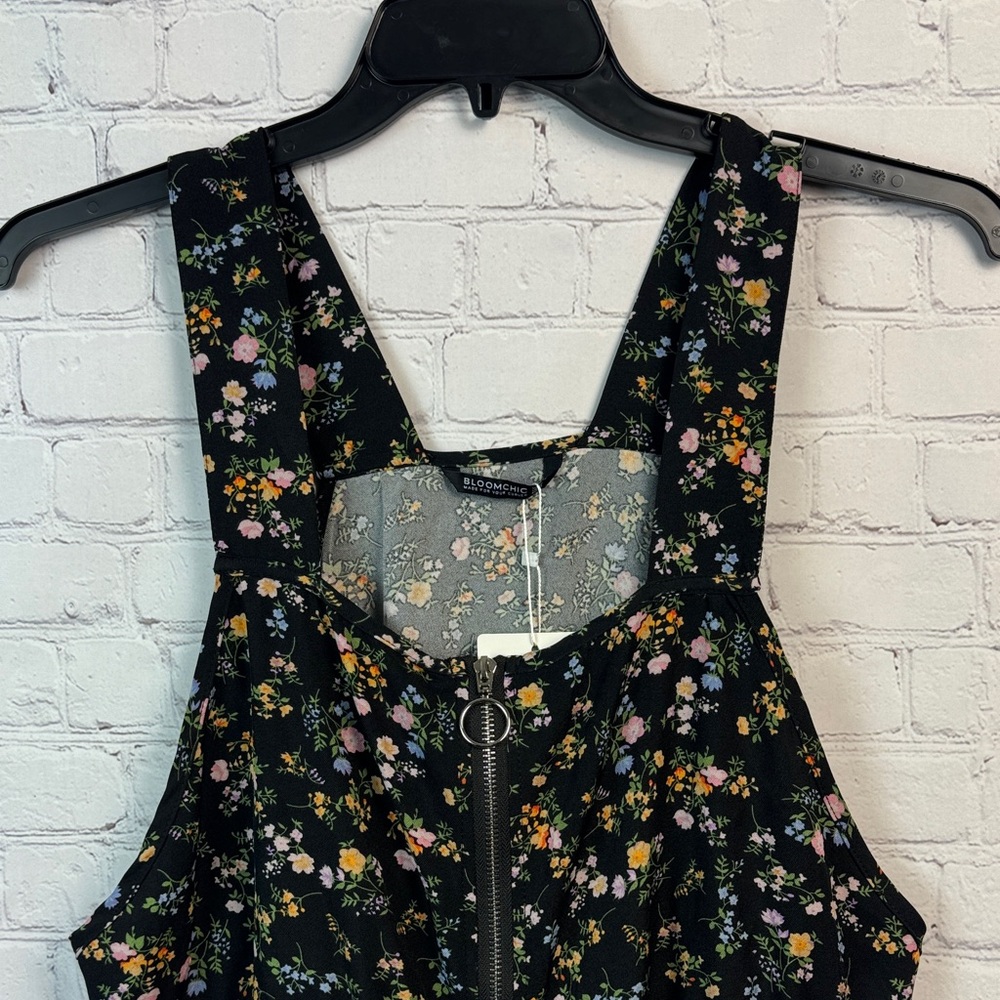BloomChic Black Floral Mini Overall Dress Size Medium 10 - Picture 4 of 6